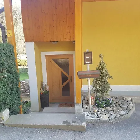 Appartement Am Stadtrand Von *